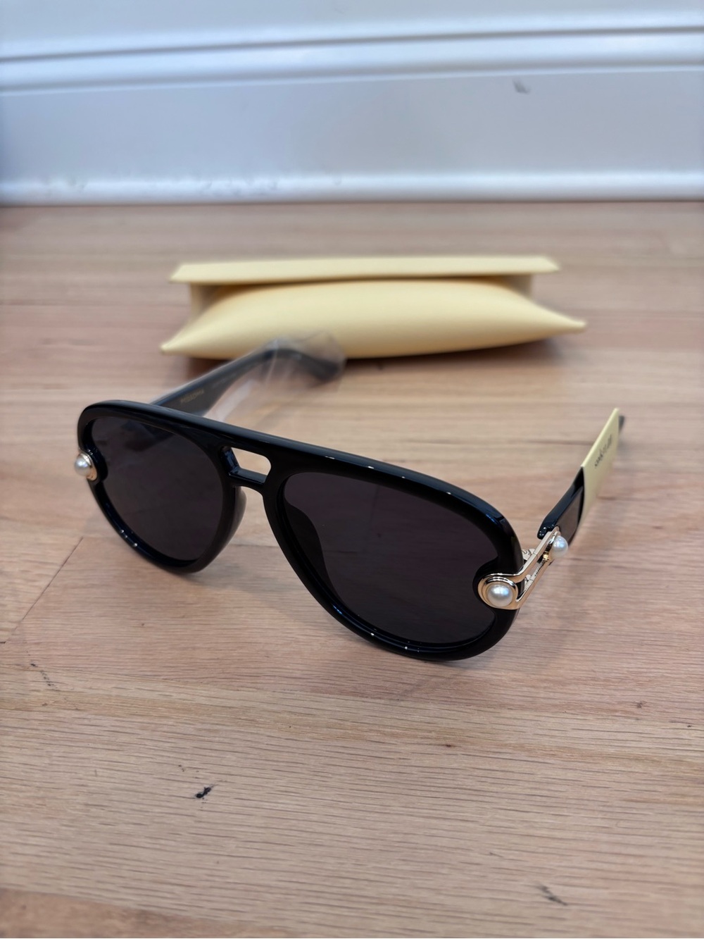Le Specs x Missoma Jupiter Link Sunglasses in black/pearl new in case